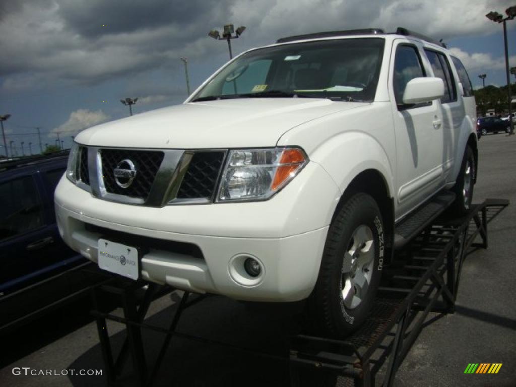 2007 Pathfinder SE 4x4 - Avalanche White / Graphite photo #1