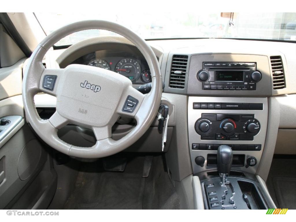 2006 Grand Cherokee Laredo 4x4 - Light Khaki Metallic / Khaki photo #18