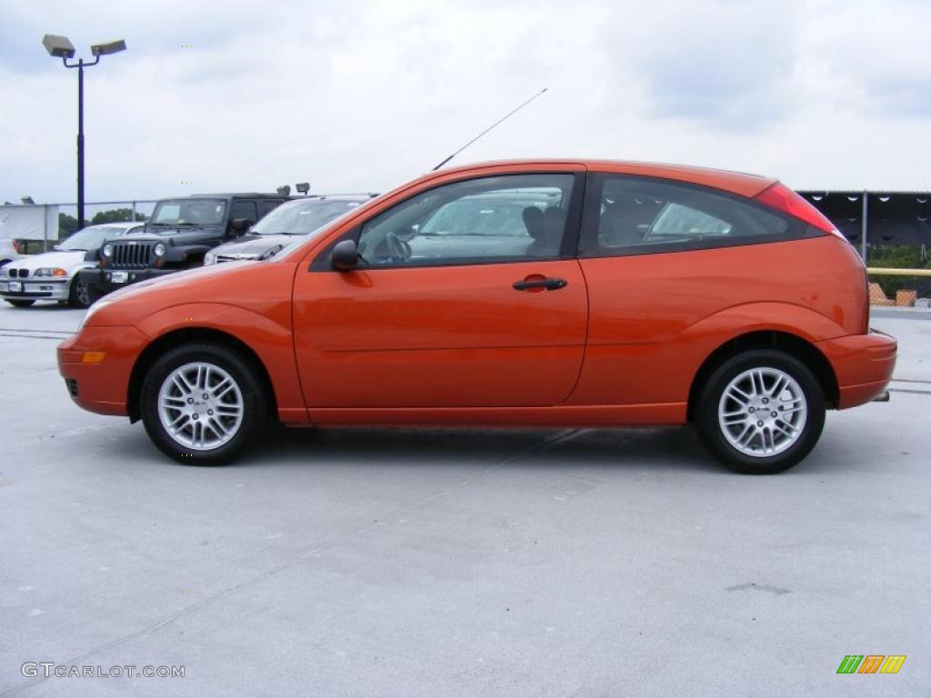 2005 Focus ZX3 SE Coupe - Blazing Copper Metallic / Dark Flint/Light Flint photo #8