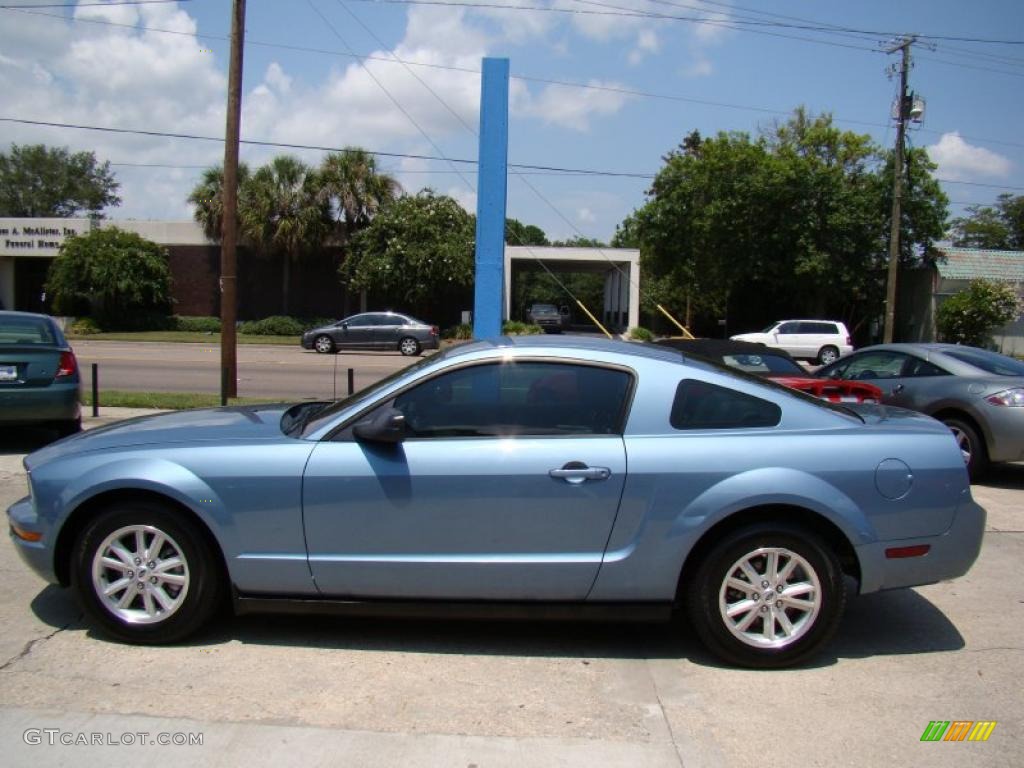 2006 Mustang V6 Deluxe Coupe - Windveil Blue Metallic / Light Graphite photo #5