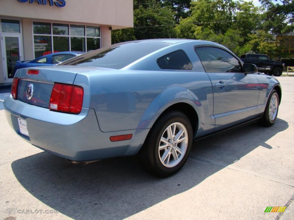 2006 Mustang V6 Deluxe Coupe - Windveil Blue Metallic / Light Graphite photo #8