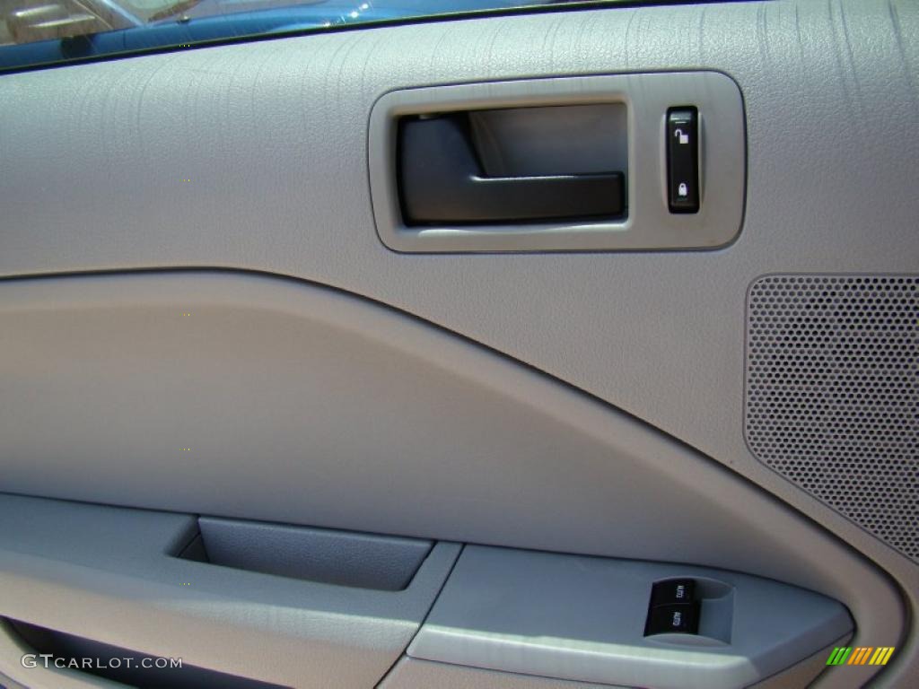 2006 Mustang V6 Deluxe Coupe - Windveil Blue Metallic / Light Graphite photo #16