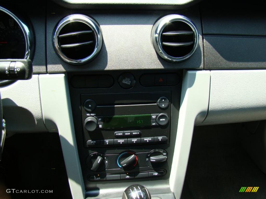 2006 Mustang V6 Deluxe Coupe - Windveil Blue Metallic / Light Graphite photo #17