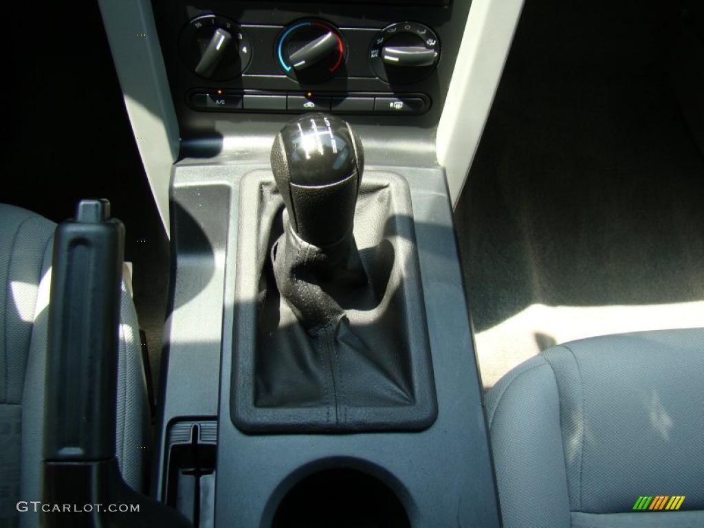 2006 Mustang V6 Deluxe Coupe - Windveil Blue Metallic / Light Graphite photo #18