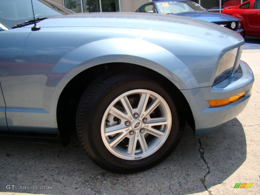 2006 Mustang V6 Deluxe Coupe - Windveil Blue Metallic / Light Graphite photo #27
