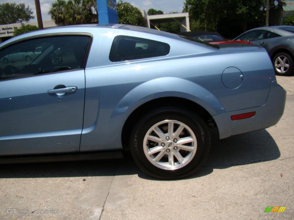 2006 Mustang V6 Deluxe Coupe - Windveil Blue Metallic / Light Graphite photo #29