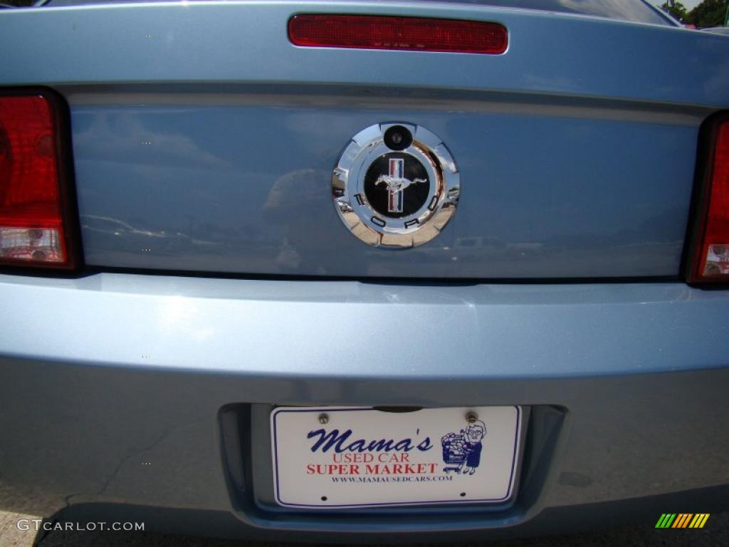 2006 Mustang V6 Deluxe Coupe - Windveil Blue Metallic / Light Graphite photo #32