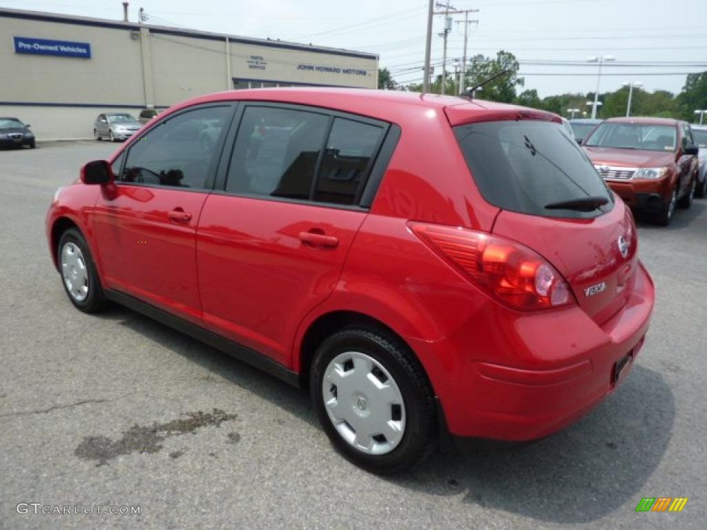 2008 Versa 1.8 S Hatchback - Red Alert / Charcoal photo #5