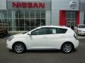 2009 Ultra White Pontiac Vibe 2.4 AWD  photo #2