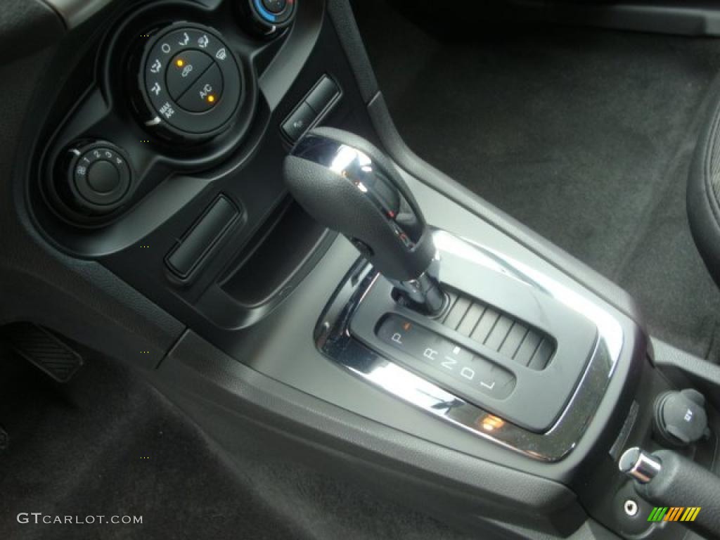2011 Fiesta SE Sedan - Lime Squeeze Metallic / Charcoal Black/Blue Cloth photo #18