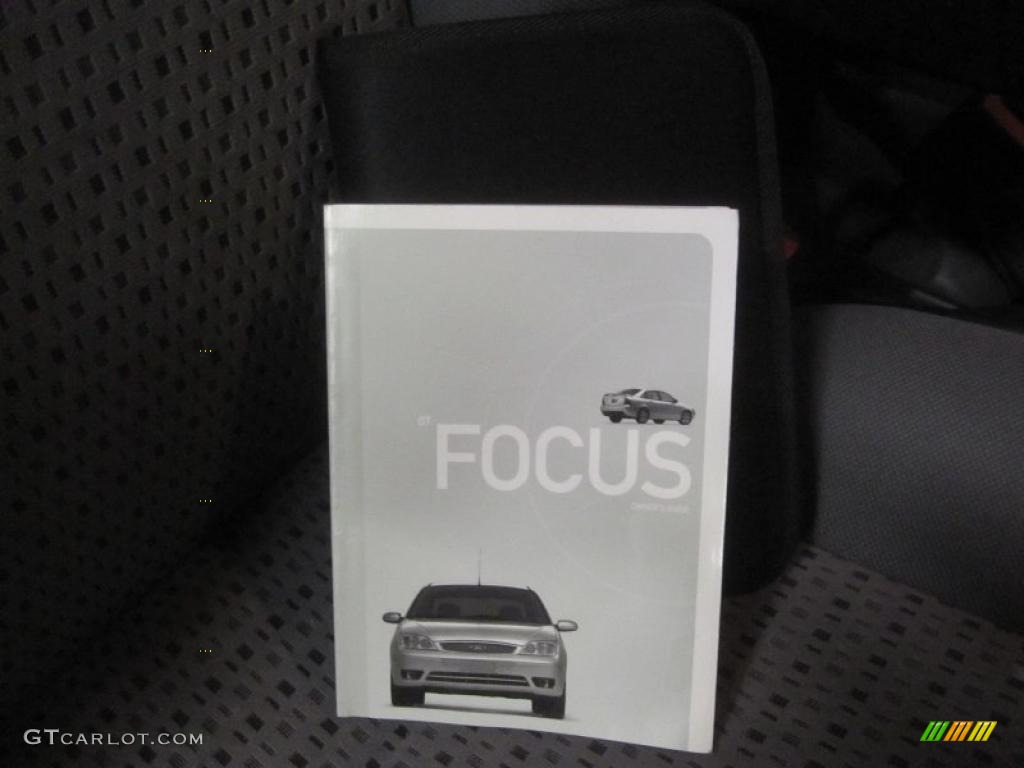 2006 Focus ZXW SE Wagon - Cloud 9 White / Charcoal/Charcoal photo #9