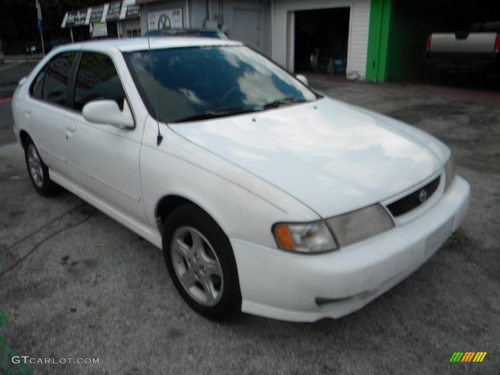 Cloud White Nissan Sentra