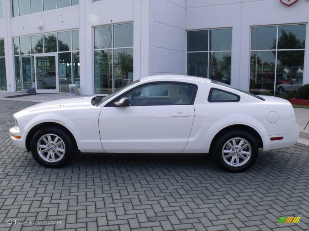 2008 Mustang V6 Deluxe Coupe - Performance White / Light Graphite photo #2