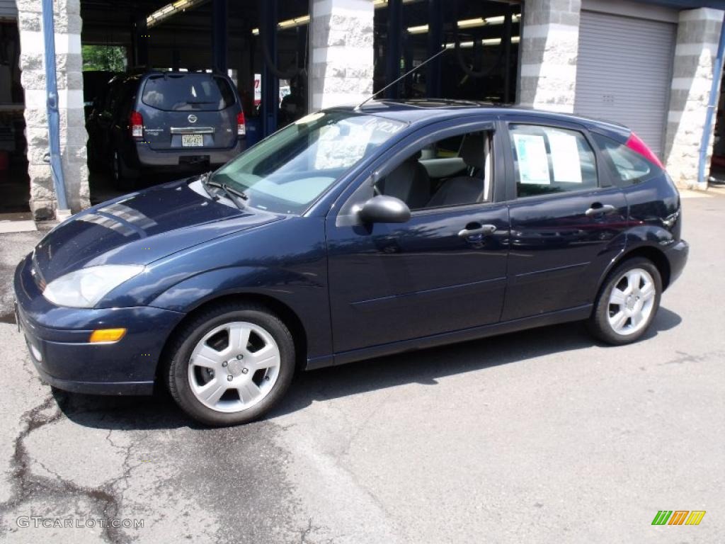 2003 Focus ZX5 Hatchback - Twilight Blue Metallic / Dark Charcoal photo #2