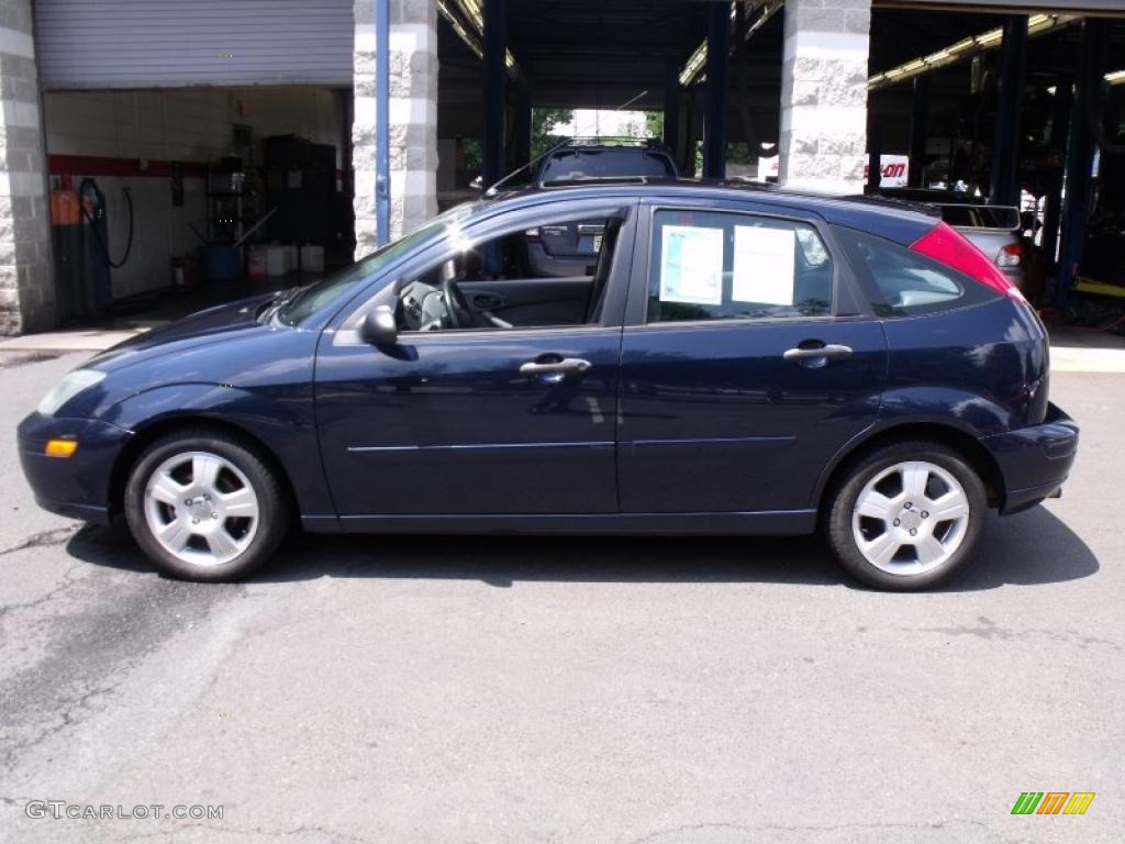 2003 Focus ZX5 Hatchback - Twilight Blue Metallic / Dark Charcoal photo #3