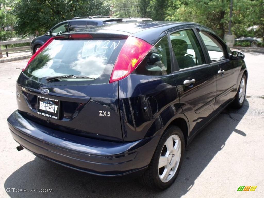 2003 Focus ZX5 Hatchback - Twilight Blue Metallic / Dark Charcoal photo #7