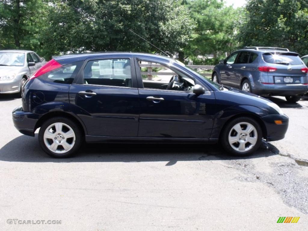 2003 Focus ZX5 Hatchback - Twilight Blue Metallic / Dark Charcoal photo #9