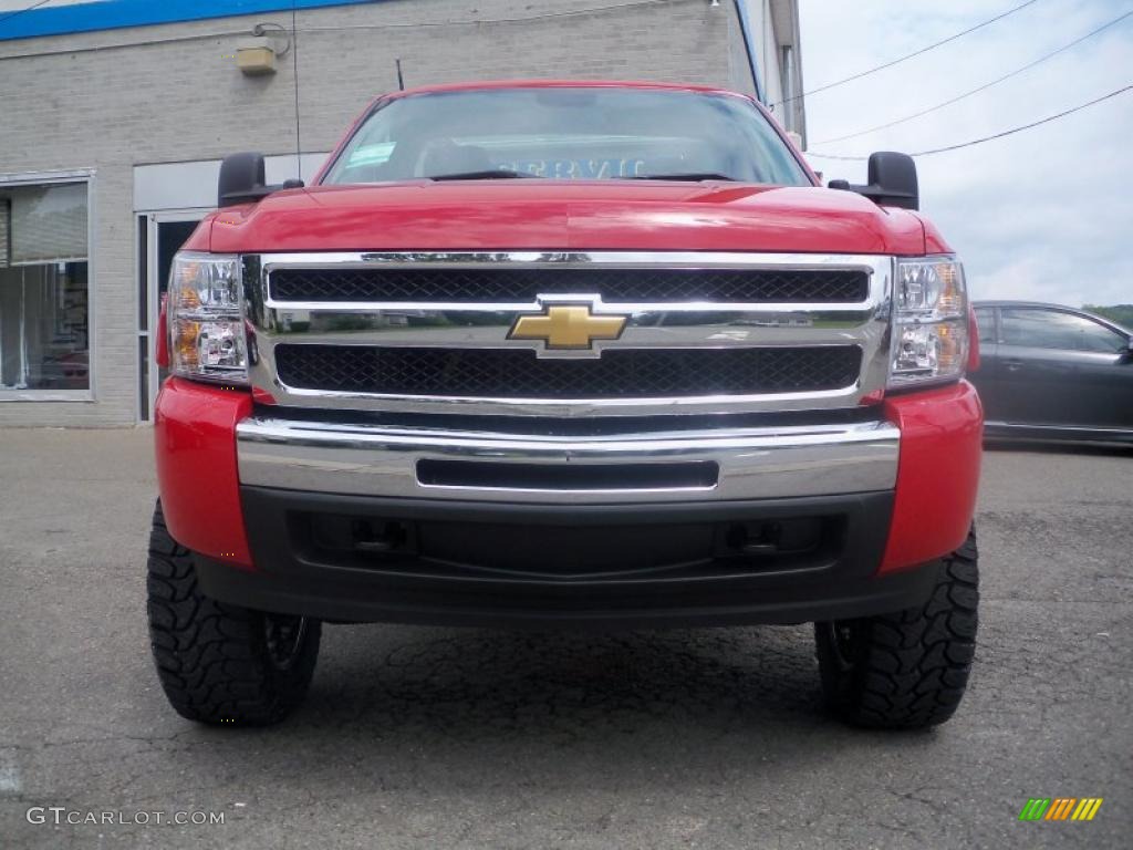 2010 Silverado 1500 LS Regular Cab 4x4 - Victory Red / Dark Titanium photo #2