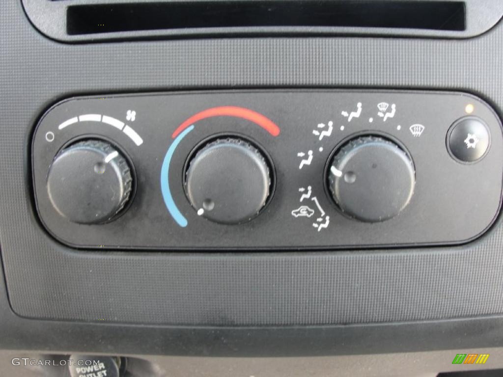 2004 Dakota SLT Quad Cab - Patriot Blue Pearl / Taupe photo #40