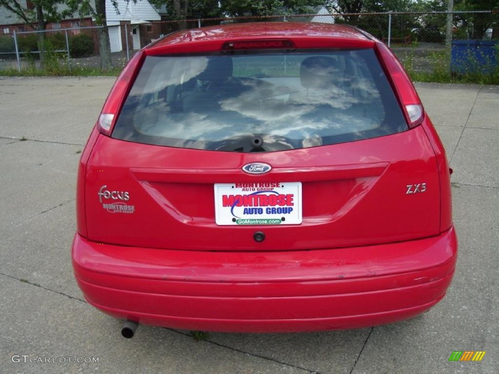 2004 Focus ZX5 Hatchback - Infra-Red / Medium Graphite photo #4
