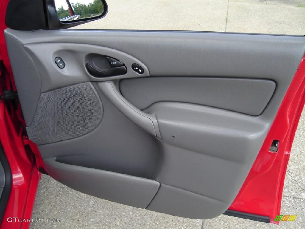 2004 Focus ZX5 Hatchback - Infra-Red / Medium Graphite photo #15