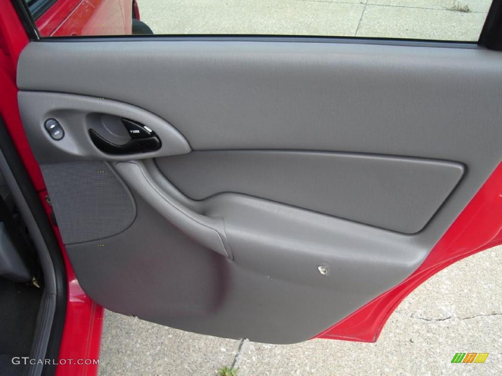 2004 Focus ZX5 Hatchback - Infra-Red / Medium Graphite photo #17