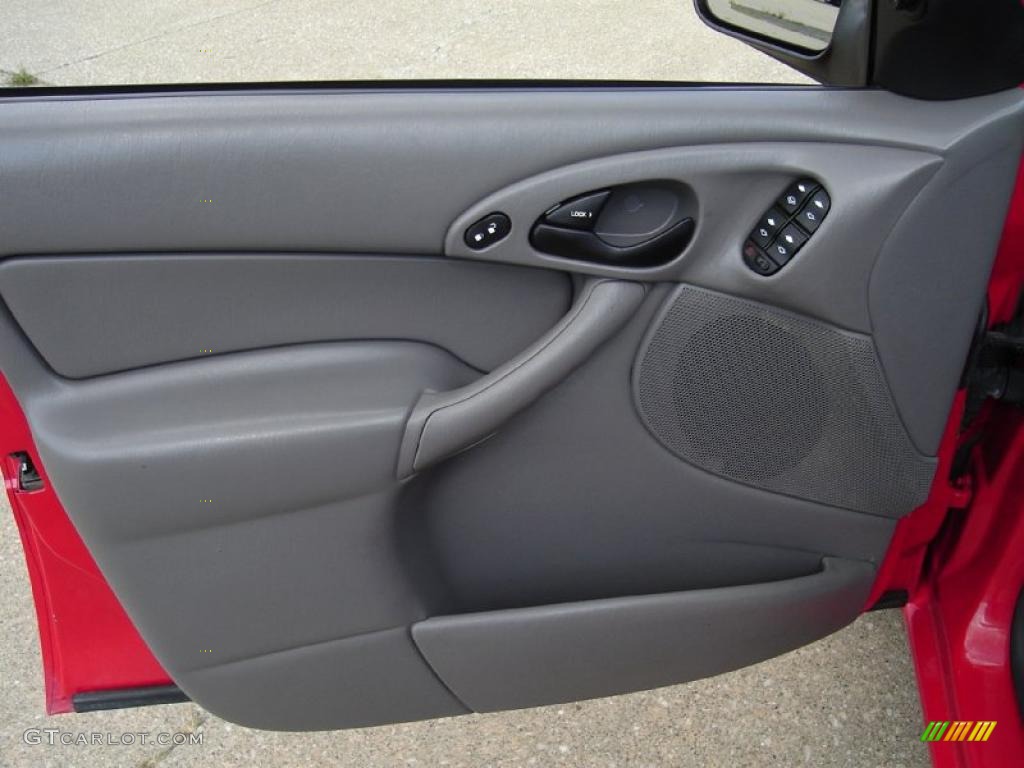 2004 Focus ZX5 Hatchback - Infra-Red / Medium Graphite photo #21