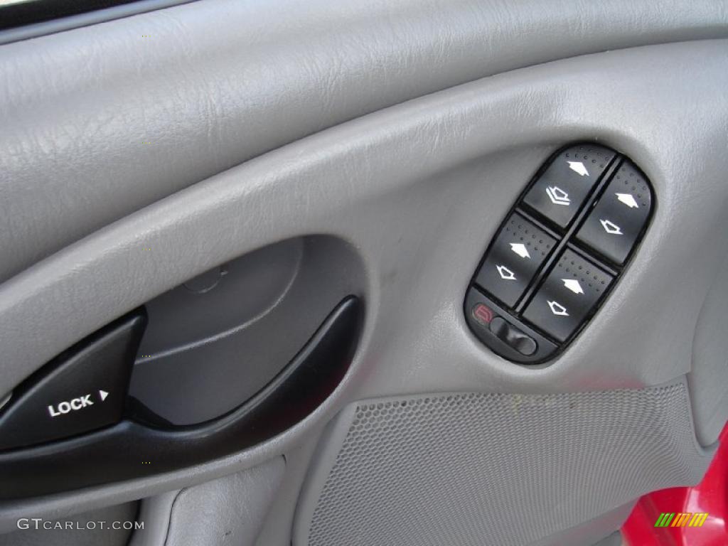 2004 Focus ZX5 Hatchback - Infra-Red / Medium Graphite photo #22