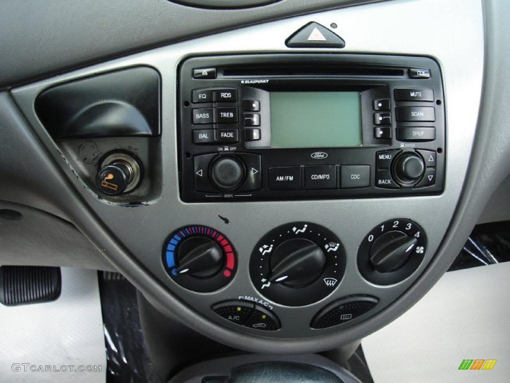 2004 Focus ZX5 Hatchback - Infra-Red / Medium Graphite photo #27