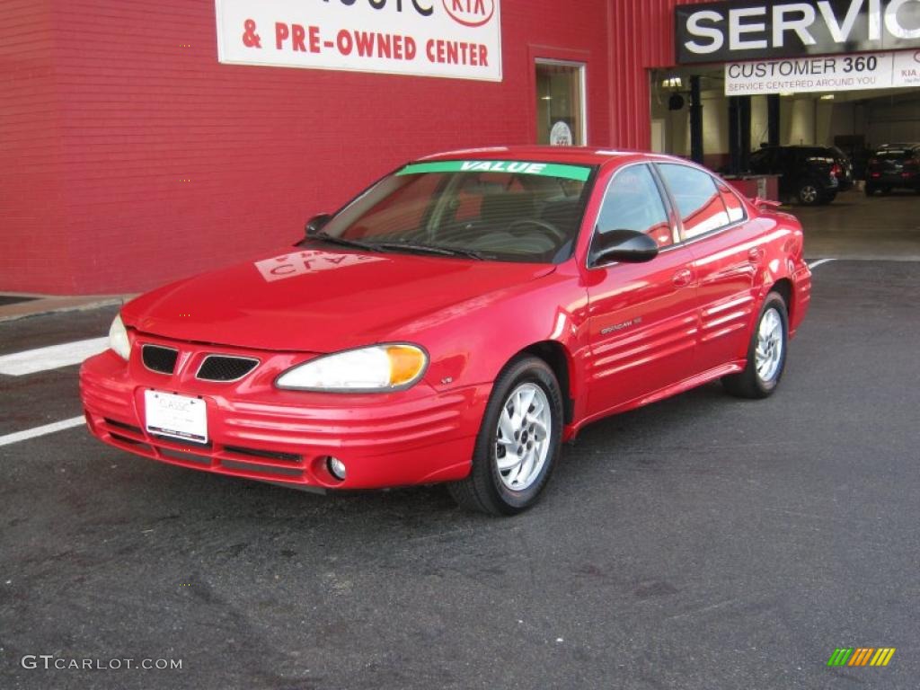 2002 Grand Am SE Sedan - Bright Red / Dark Pewter photo #1
