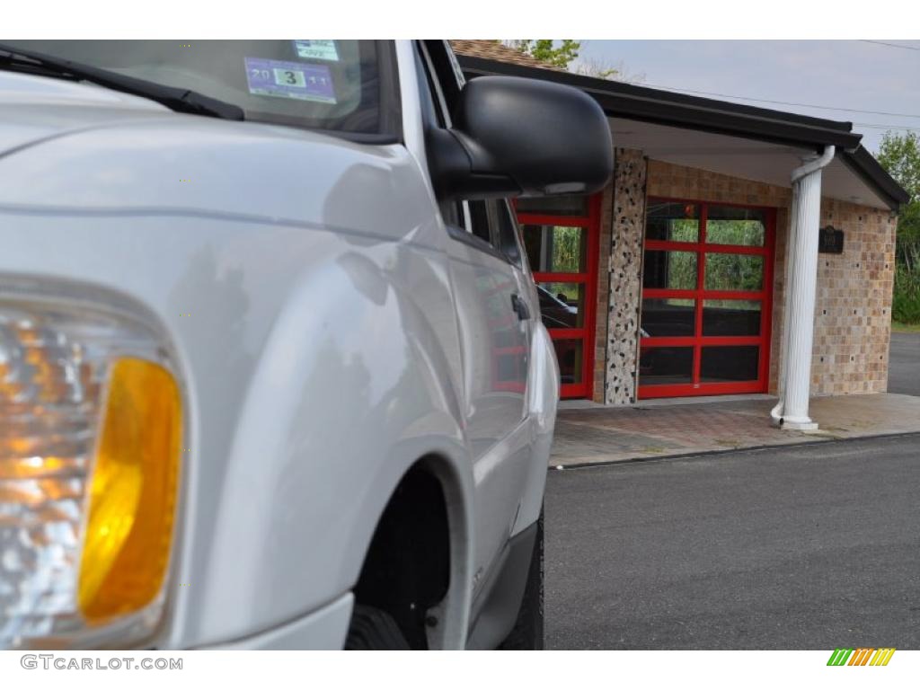 2001 Explorer Sport 4x4 - Oxford White / Dark Graphite photo #28