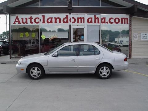 1993 Nissan Altima GLE Data, Info and Specs