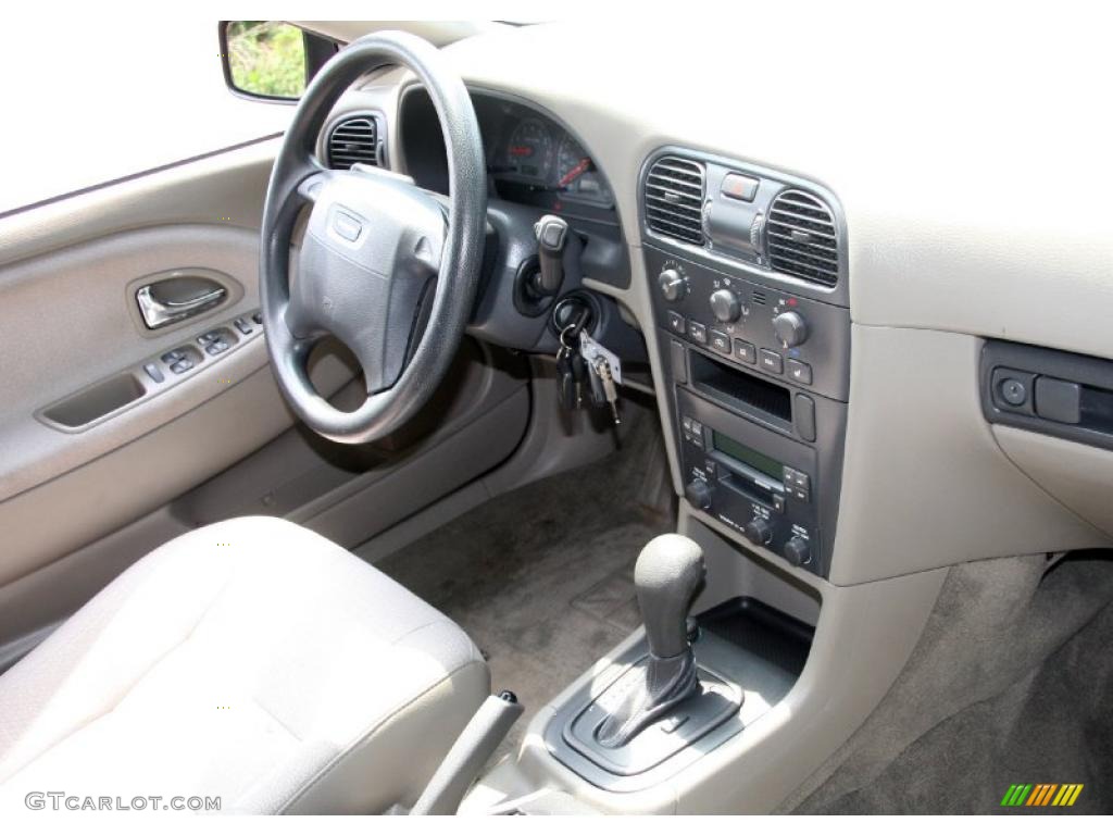 2002 V40  - Torch Red Metallic / Taupe/Light Taupe photo #17
