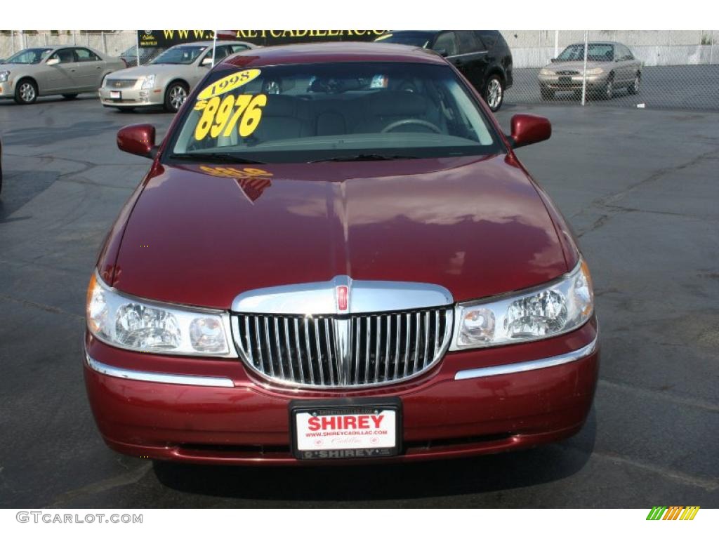 1998 Town Car Signature - Toreador Red Metallic / Light Graphite photo #2