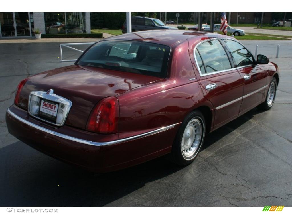 1998 Town Car Signature - Toreador Red Metallic / Light Graphite photo #4
