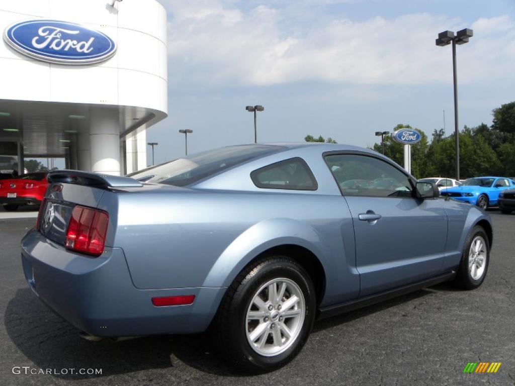2005 Mustang V6 Deluxe Coupe - Windveil Blue Metallic / Dark Charcoal photo #3