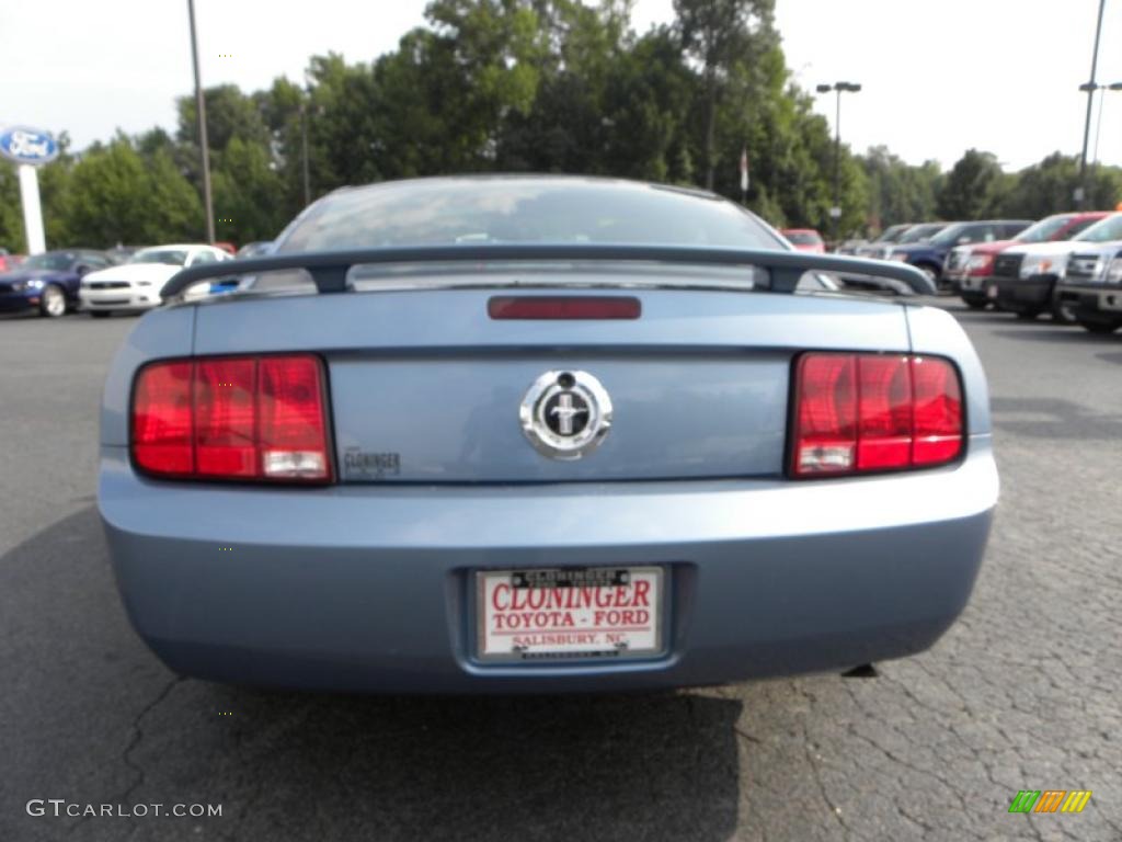 2005 Mustang V6 Deluxe Coupe - Windveil Blue Metallic / Dark Charcoal photo #4