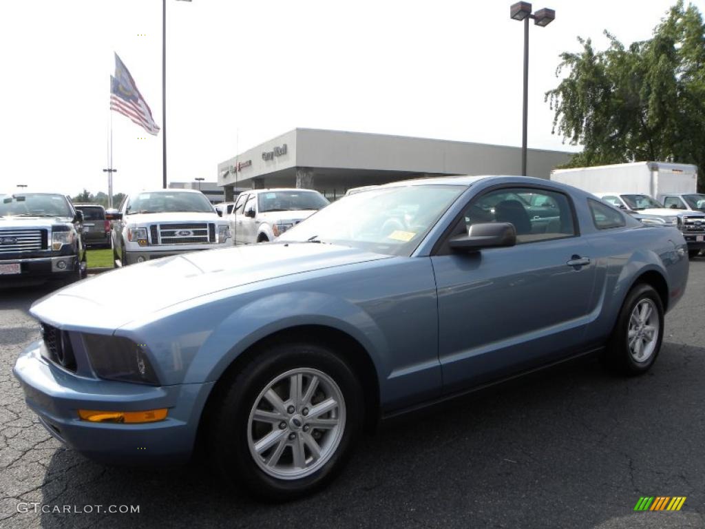 2005 Mustang V6 Deluxe Coupe - Windveil Blue Metallic / Dark Charcoal photo #6