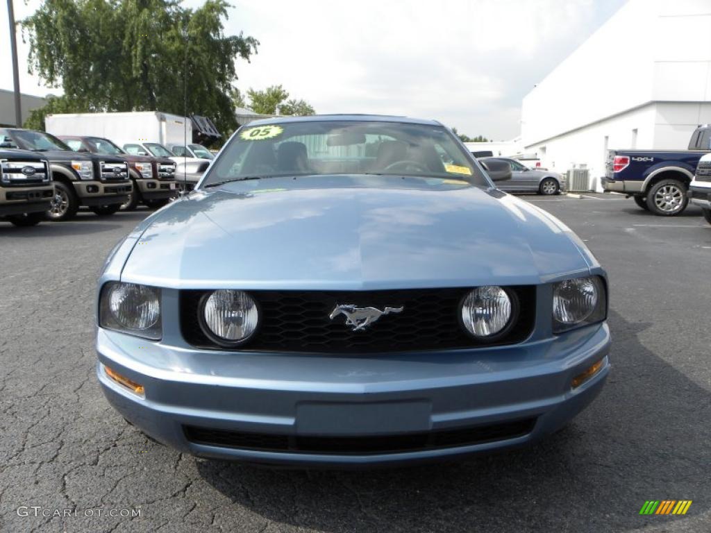 2005 Mustang V6 Deluxe Coupe - Windveil Blue Metallic / Dark Charcoal photo #7