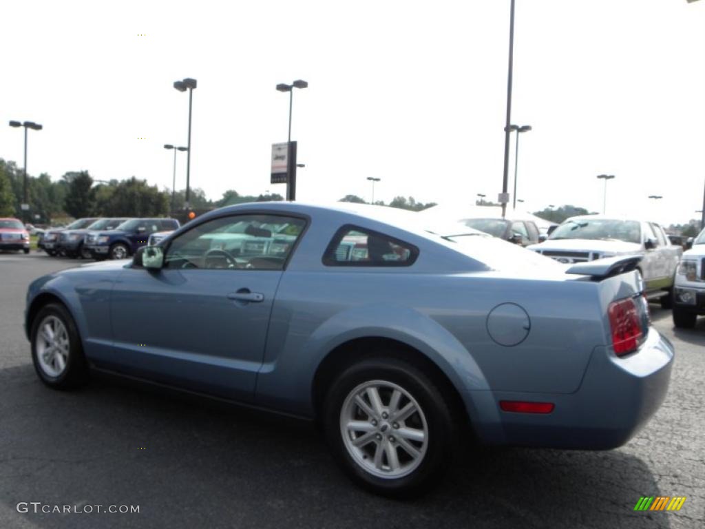 2005 Mustang V6 Deluxe Coupe - Windveil Blue Metallic / Dark Charcoal photo #19