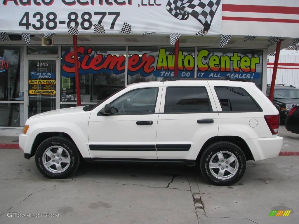 2005 Grand Cherokee Laredo 4x4 - Stone White / Medium Slate Gray photo #1