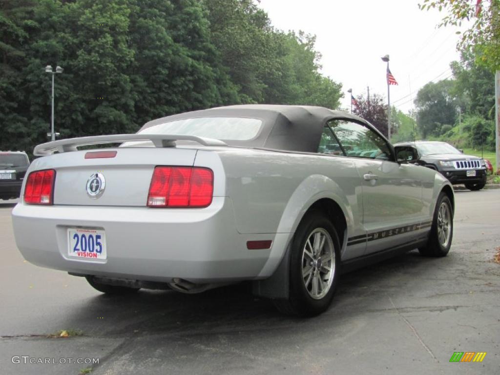 2005 Mustang V6 Premium Convertible - Satin Silver Metallic / Light Graphite photo #2