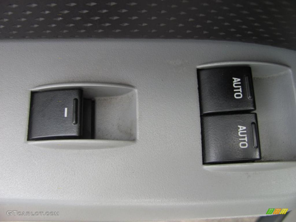 2005 Mustang V6 Premium Convertible - Satin Silver Metallic / Light Graphite photo #24