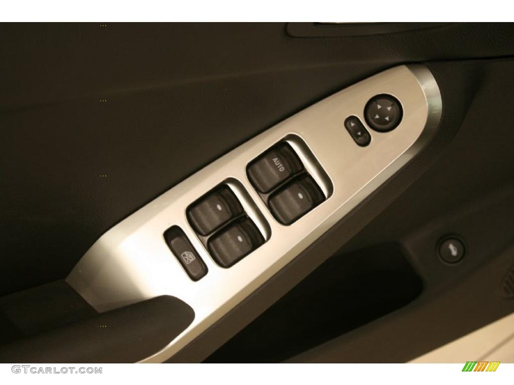 2010 G6 Sedan - Summit White / Ebony photo #9