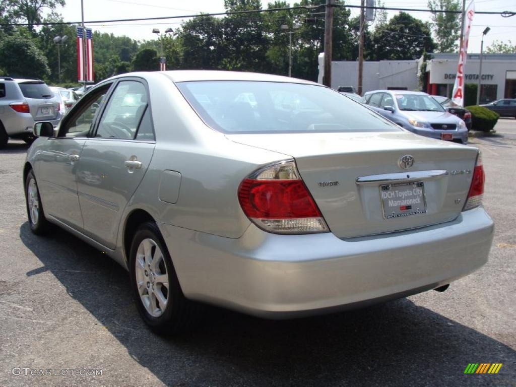 2005 Camry XLE V6 - Lunar Mist Metallic / Gray photo #6