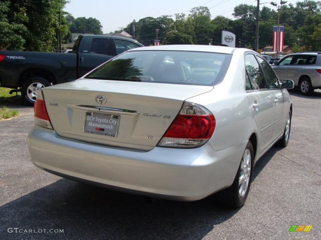 2005 Camry XLE V6 - Lunar Mist Metallic / Gray photo #9