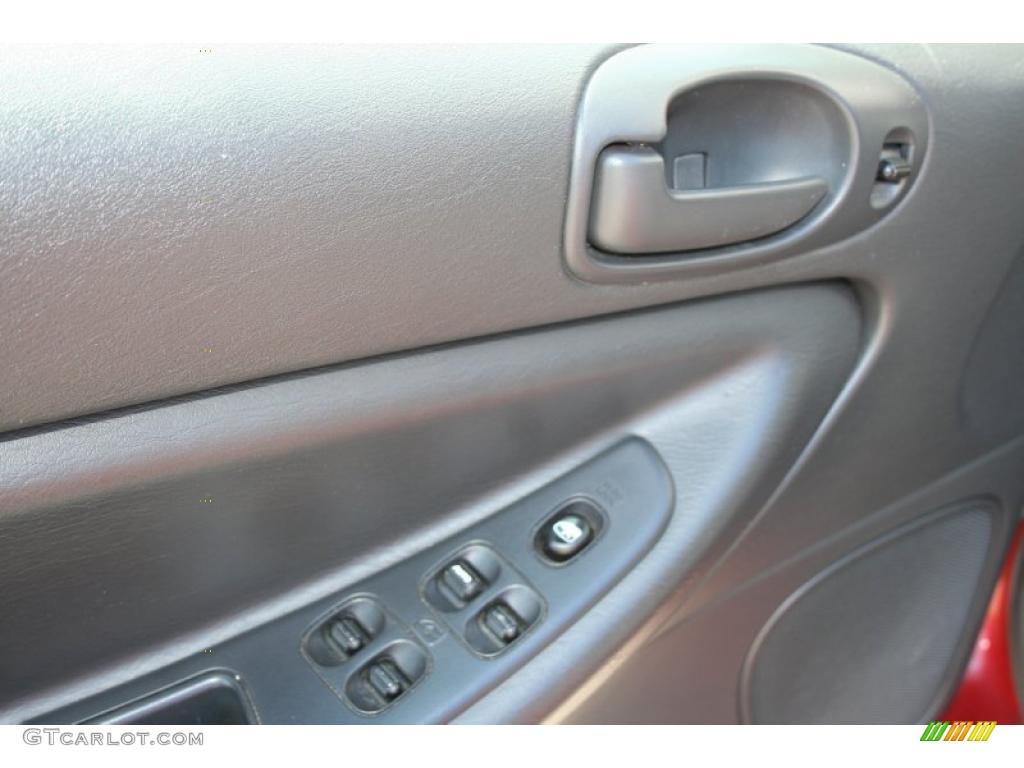 2004 Stratus SE Sedan - Inferno Red Pearlcoat / Dark Slate Gray photo #5