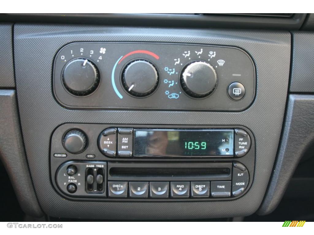 2004 Stratus SE Sedan - Inferno Red Pearlcoat / Dark Slate Gray photo #17