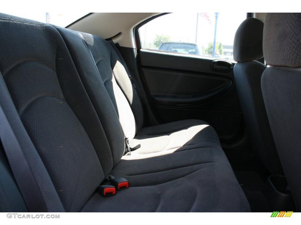 2004 Stratus SE Sedan - Inferno Red Pearlcoat / Dark Slate Gray photo #23
