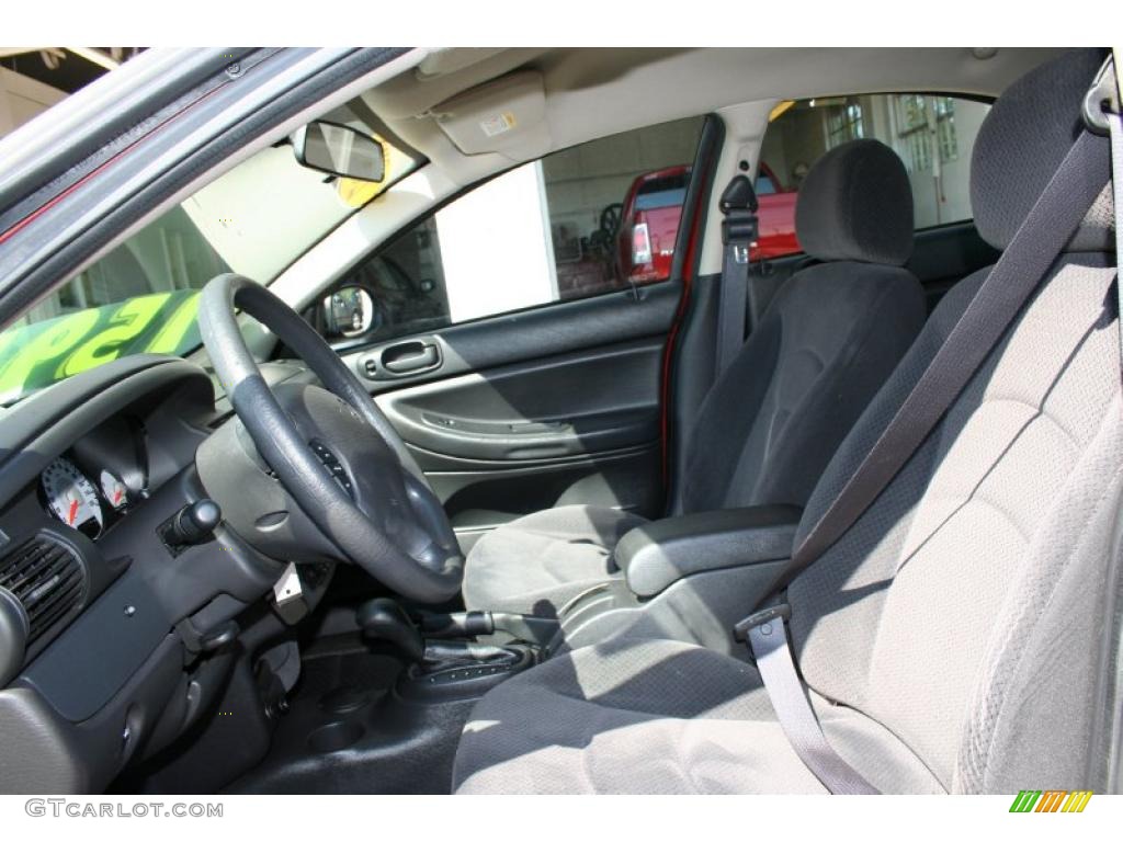 2004 Stratus SE Sedan - Inferno Red Pearlcoat / Dark Slate Gray photo #25
